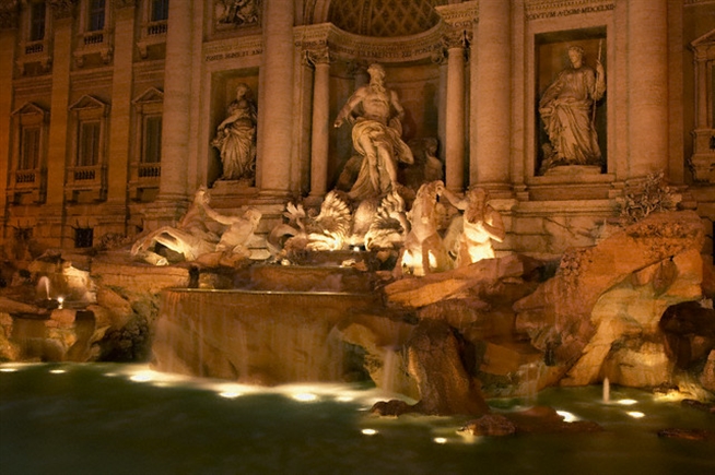 Visit Fontana di Trevi by night!